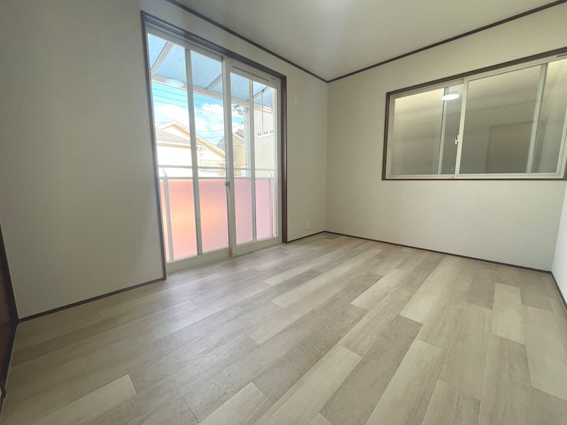 約6帖の洋室 大きい窓で換気ができます 伊加賀西町一戸建(再生住宅) その他