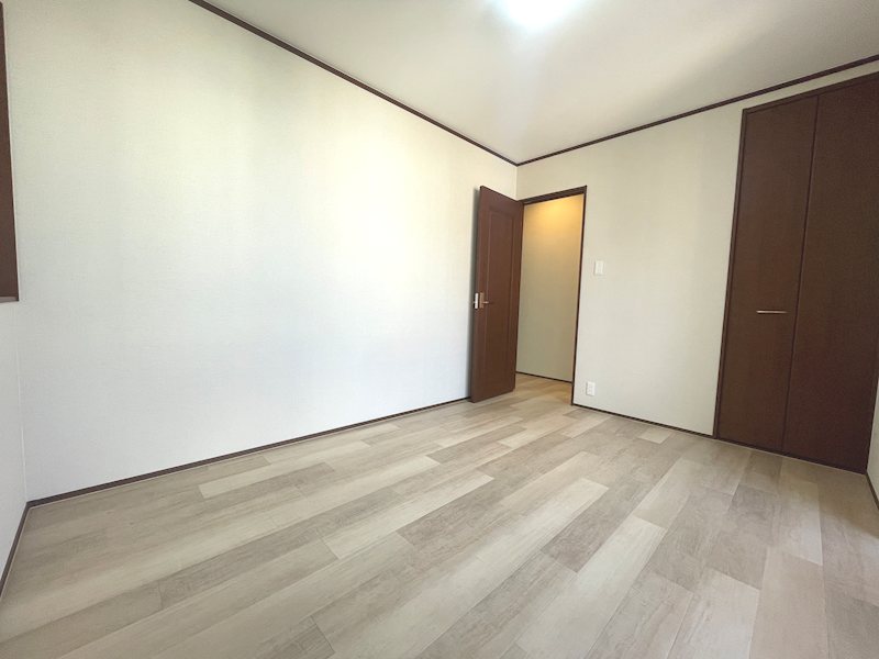 約6帖の洋室 飲み物をこぼしてもサッと拭くだけで掃除ができ浸み込む心配もありません 伊加賀西町一戸建(再生住宅) その他