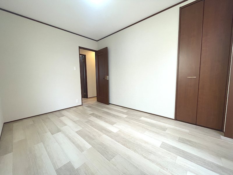 約6帖の洋室 大きい収納があり、荷物が多くても安心です 伊加賀西町一戸建(再生住宅) その他