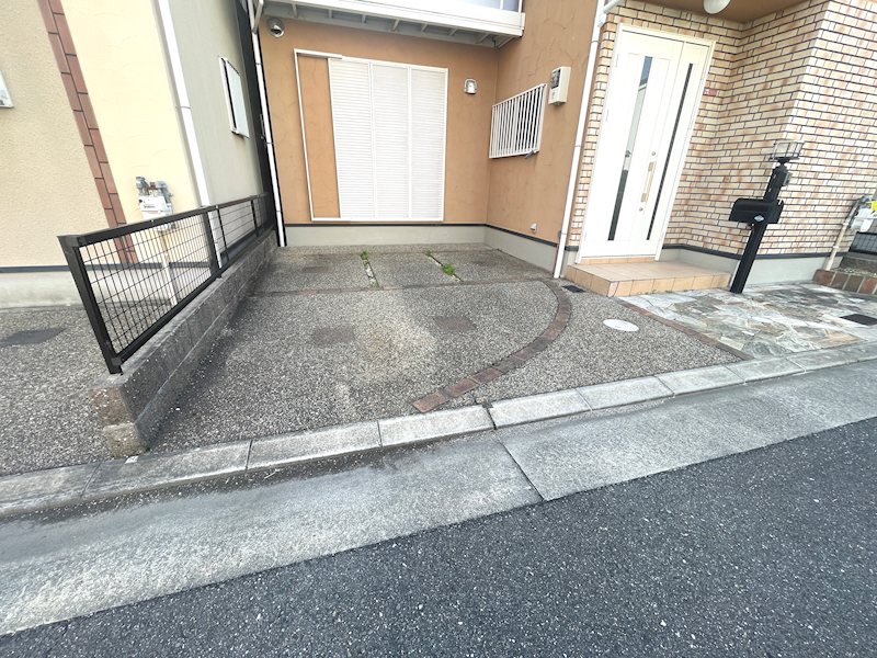 駐車場スペースが2台あり、日常生活の利便性が高まります 伊加賀西町一戸建(再生住宅) その他