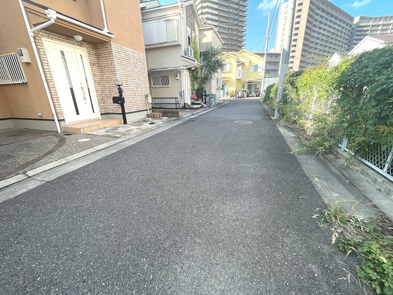 物件前の道路です 伊加賀西町一戸建(再生住宅) その他