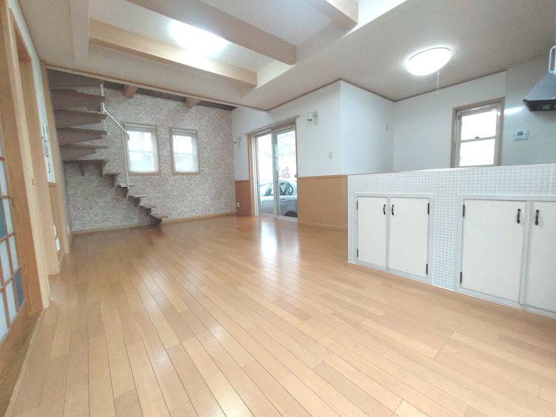 吹抜けで開放感のあるお洒落なLDK17帖 交野市私部西4丁目一戸建 その他