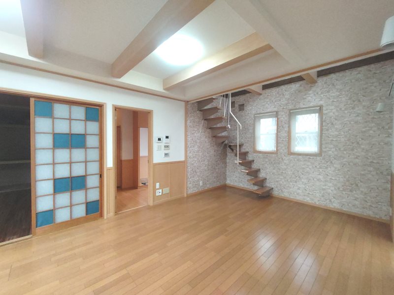 吹抜けで開放感のあるお洒落なLDK17帖 交野市私部西4丁目一戸建 その他