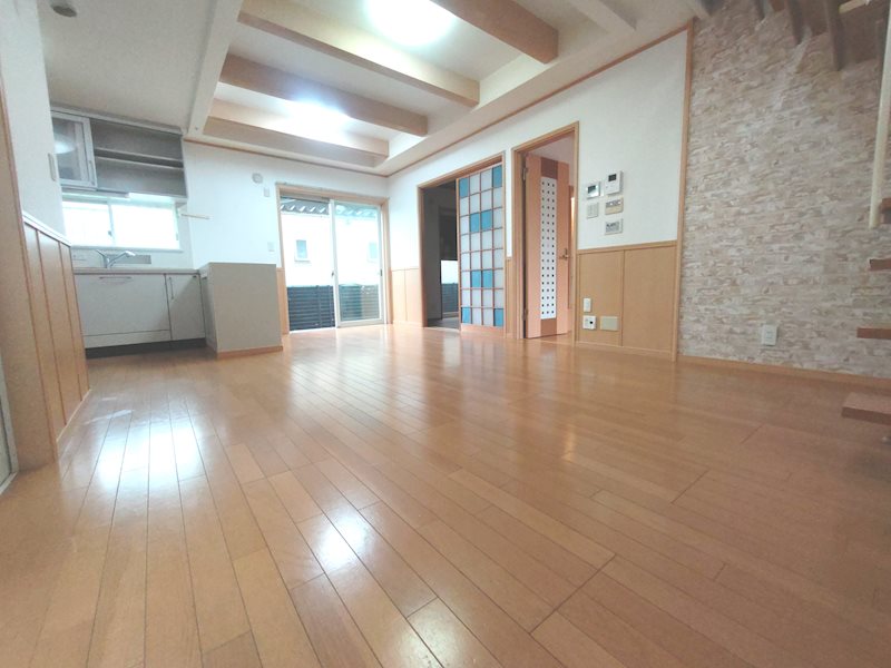 吹抜けで開放感のあるお洒落なLDK17帖 交野市私部西4丁目一戸建 その他