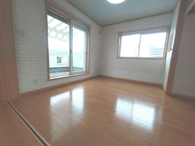 バルコニーに面した南東側上部ロフトの洋室、主寝室にいかがですか 交野市私部西4丁目一戸建 その他