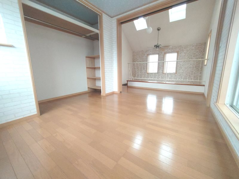 バルコニーに面した南東側上部ロフトの洋室、主寝室にいかがですか 交野市私部西4丁目一戸建 その他