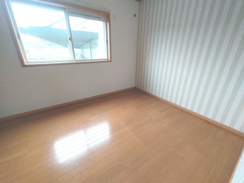 南側から採光のある洋室6帖、お子様部屋にいかがですか 交野市私部西4丁目一戸建 その他