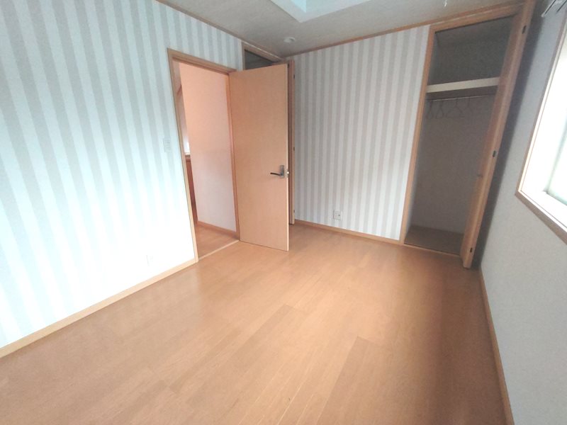 南側から採光のある洋室6帖、お子様部屋にいかがですか 交野市私部西4丁目一戸建 その他