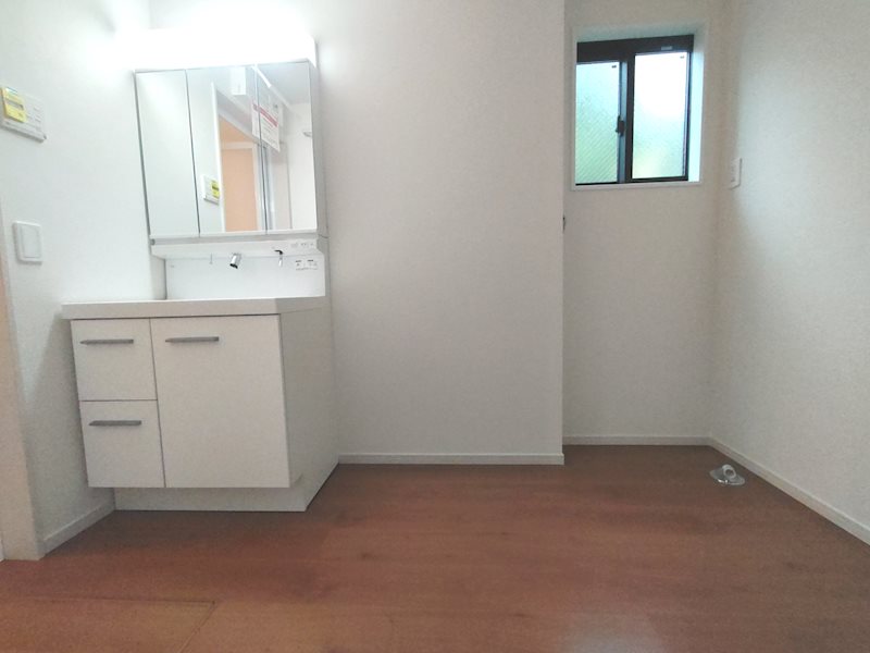 広々約3帖の洗面脱衣室 キッチン横でスマート家事動線 菅相塚町新築2区画分譲地内限定1邸1号棟 その他