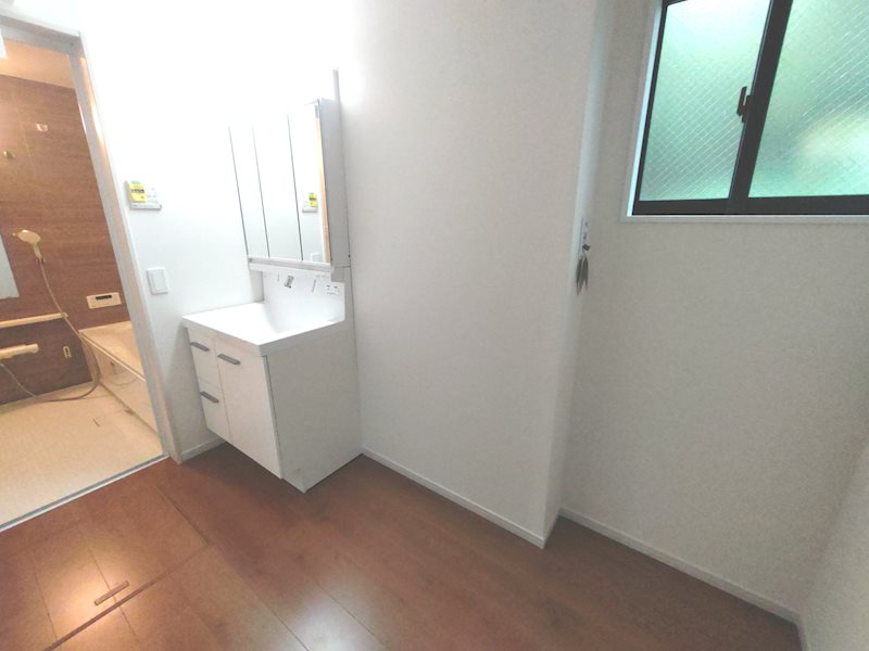 広々約3帖の洗面脱衣室 キッチン横でスマート家事動線 菅相塚町新築2区画分譲地内限定1邸1号棟 その他