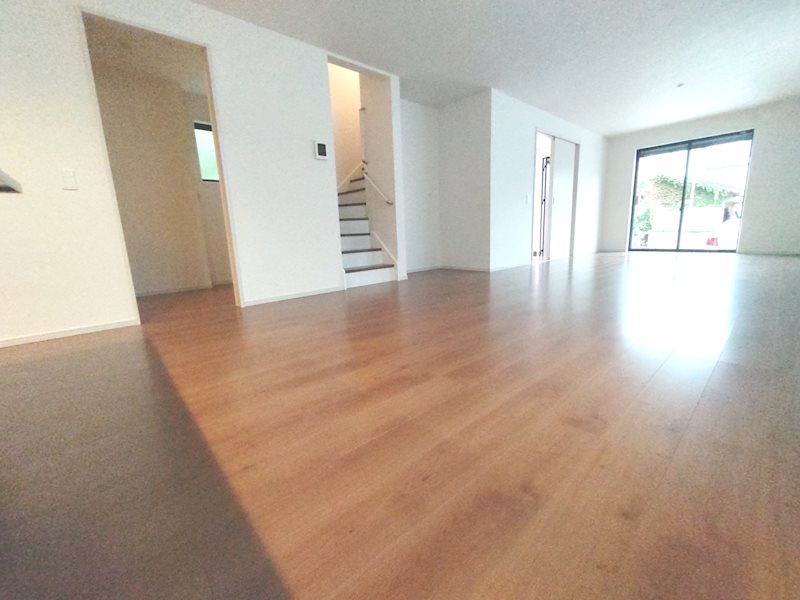 南から採光のある明るいLDKは広々23.2帖!DEN設置、キッチン横に洗面脱衣室のスマート家事動線 菅相塚町新築2区画分譲地内限定1邸1号棟 その他