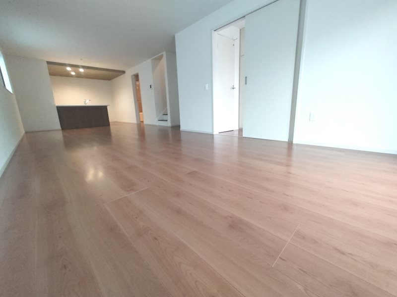 南から採光のある明るいLDKは広々23.2帖!DEN設置、キッチン横に洗面脱衣室のスマート家事動線 菅相塚町新築2区画分譲地内限定1邸1号棟 その他