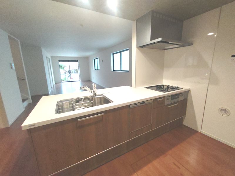 ご家族とのコミュニケーションが取れやすい食洗器付対面式カウンターシステムキッチン 菅相塚町新築2区画分譲地内限定1邸1号棟 その他