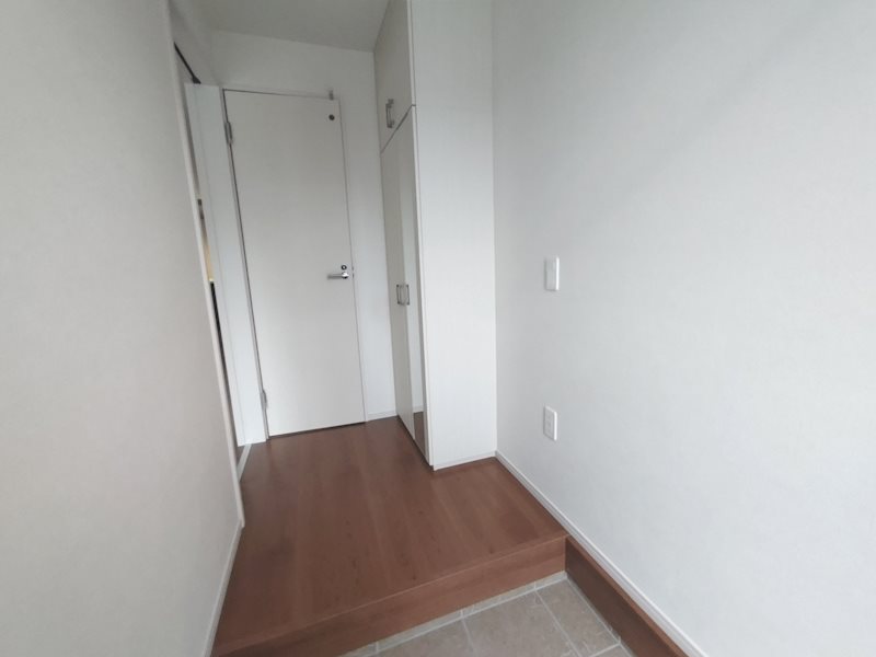 白を基調とした明るい玄関ホール 菅相塚町新築2区画分譲地内限定1邸1号棟 その他