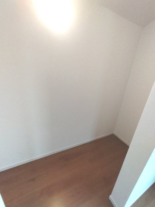 主寝室のウォークインクロゼット 菅相塚町新築2区画分譲地内限定1邸1号棟 その他