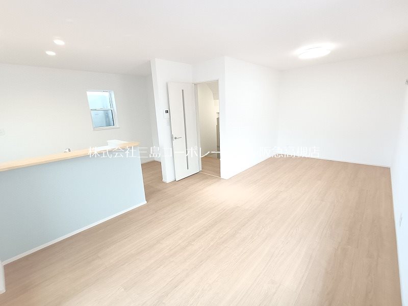 LDK17.75帖 通行人の目を気にせずゆったり寛げる広々2階LDK♪ ダイニングテーブルやソファーを設置しても十分な広さとなっております! 高槻市津之江町2丁目 新築一戸建 その他