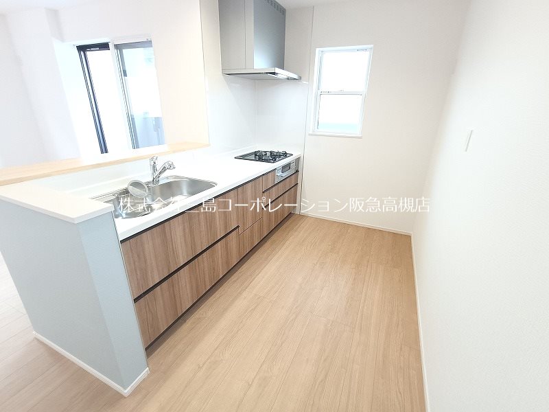 様々な雰囲気の空間にマッチする木目調キッチンです♪ご家族の様子を見守りながらお料理ができる人気の対面スタイル♪ 高槻市津之江町2丁目 新築一戸建 その他