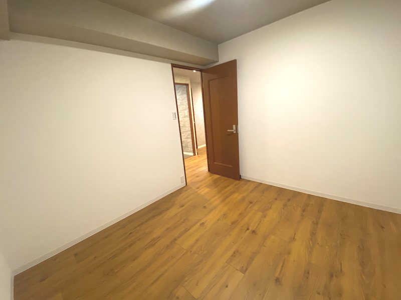 4.8帖の洋室 フローリングは掃除がしやすく清潔感を保てます ライオンズマンション枚方 その他