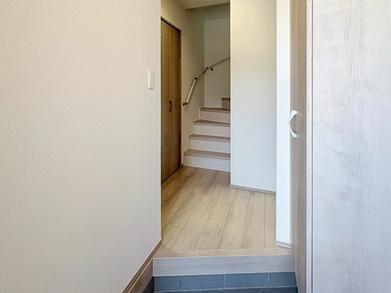 白を基調にした明るい玄関ホール 香里ケ丘12丁目Hartfulltown限定1邸新築分譲住宅 その他