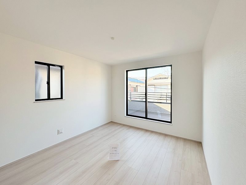 南西側バルコニーに面した明るい洋室7.5帖 収納スペースも充実 主寝室にいかがですか 香里ケ丘12丁目Hartfulltown限定1邸新築分譲住宅 その他