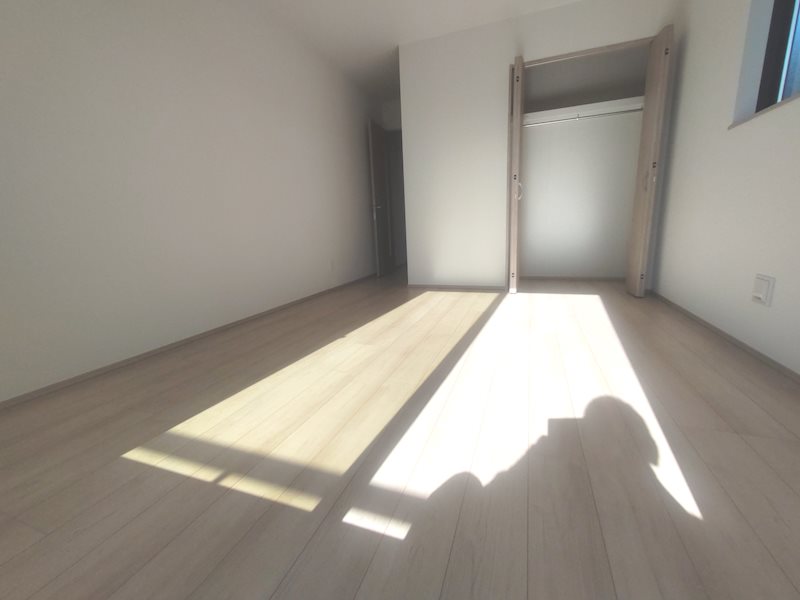 南西側バルコニーに面した明るい洋室7.5帖 収納スペースも充実 主寝室にいかがですか 香里ケ丘12丁目Hartfulltown限定1邸新築分譲住宅 その他