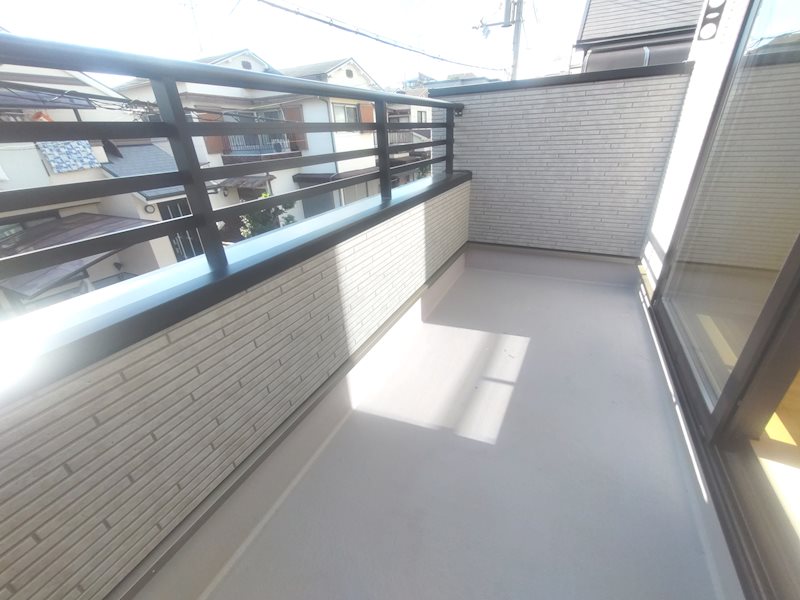 主寝室に面した南西向きの明るいバルコニー 香里ケ丘12丁目Hartfulltown限定1邸新築分譲住宅 その他