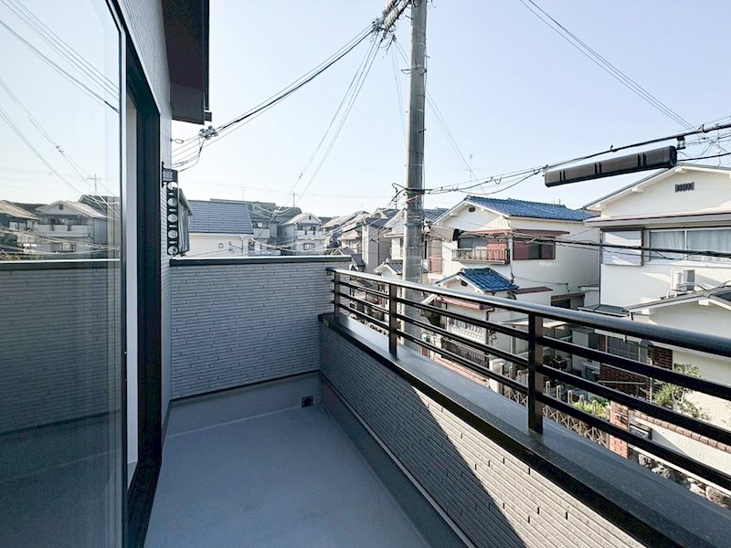 主寝室に面した南西向きの明るいバルコニー 香里ケ丘12丁目Hartfulltown限定1邸新築分譲住宅 その他