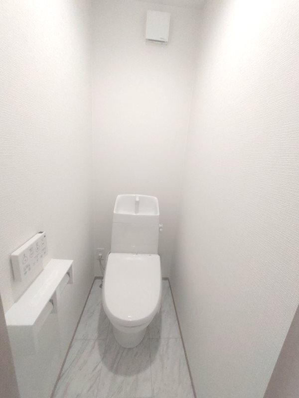 2階トイレ 温水洗浄暖房便座トイレ設置 香里ケ丘12丁目Hartfulltown限定1邸新築分譲住宅 その他