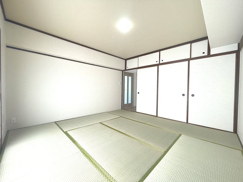 南向きバルコニーに面した明るい和室8帖 畳表替、襖障子貼替 グリーンヒル光善寺住宅第10号棟 その他