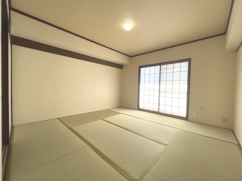 南向きバルコニーに面した明るい和室8帖 畳表替、襖障子貼替 グリーンヒル光善寺住宅第10号棟 その他