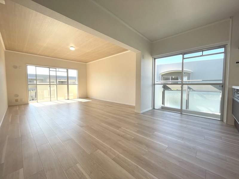 南と西側から採光のある明るいLDK17.5帖 床フローリング、壁天井クロス貼替 グリーンヒル光善寺住宅第10号棟 その他