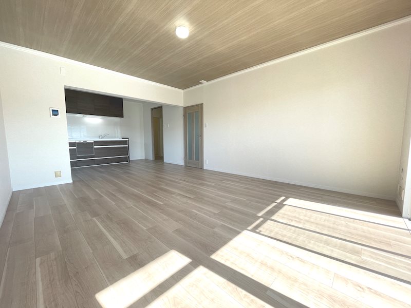 南と西側から採光のある明るいLDK17.5帖 床フローリング、壁天井クロス貼替 グリーンヒル光善寺住宅第10号棟 その他