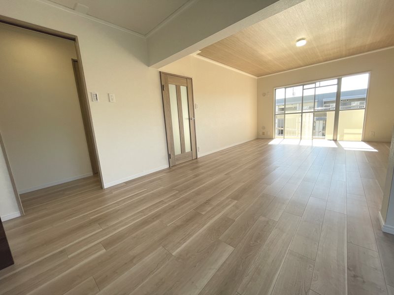 南と西側から採光のある明るいLDK17.5帖 床フローリング、壁天井クロス貼替 グリーンヒル光善寺住宅第10号棟 その他