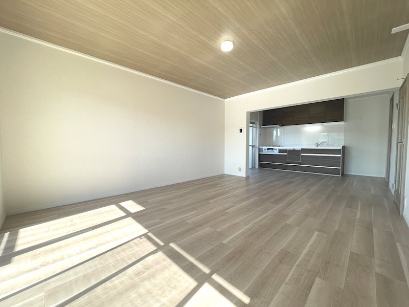 南と西側から採光のある明るいLDK17.5帖 床フローリング、壁天井クロス貼替 グリーンヒル光善寺住宅第10号棟 その他