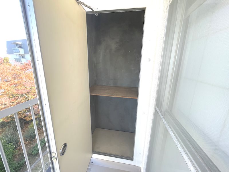 バルコニーには収納に嬉しい物入が有ります グリーンヒル光善寺住宅第10号棟 その他