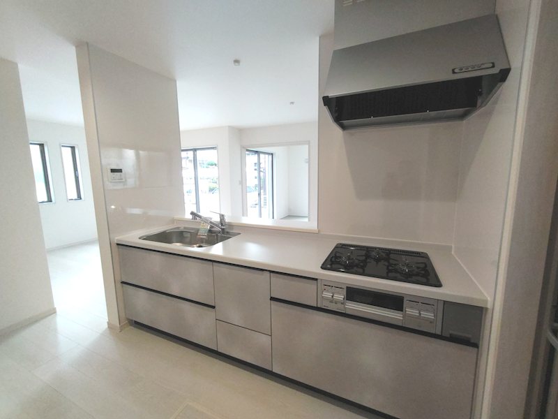 リビング全体を見渡せる対面キッチンで、家族との会話を楽しみながら調理できます 楠葉丘1丁目LiveleGardenS限定1邸新築角地分譲住宅 その他