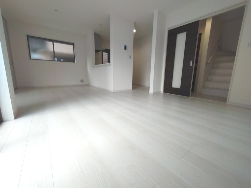 南東側から採光がある17帖のリビング 楠葉丘1丁目LiveleGardenS限定1邸新築角地分譲住宅 その他