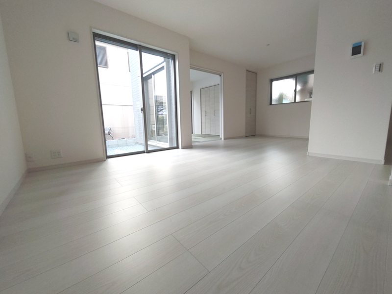 南東側から採光がある17帖のリビング 楠葉丘1丁目LiveleGardenS限定1邸新築角地分譲住宅 その他