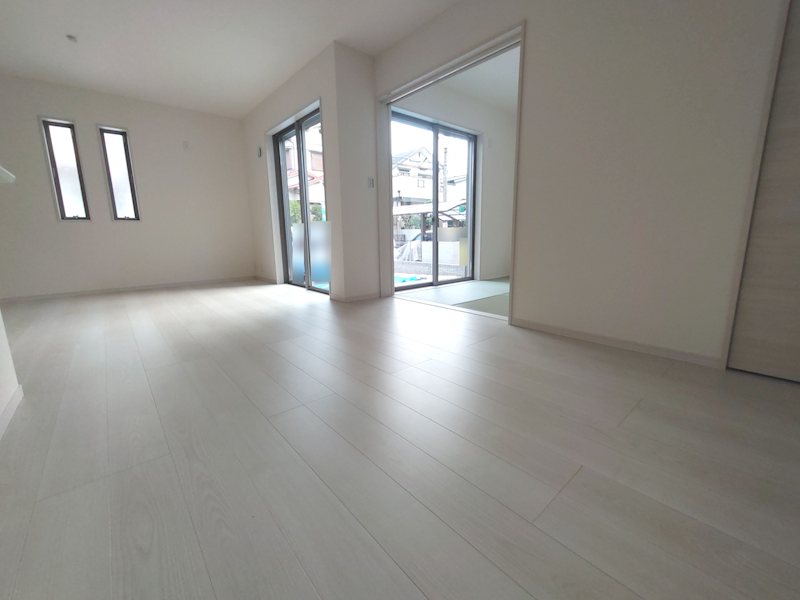 南東側から採光がある17帖のリビング 楠葉丘1丁目LiveleGardenS限定1邸新築角地分譲住宅 その他