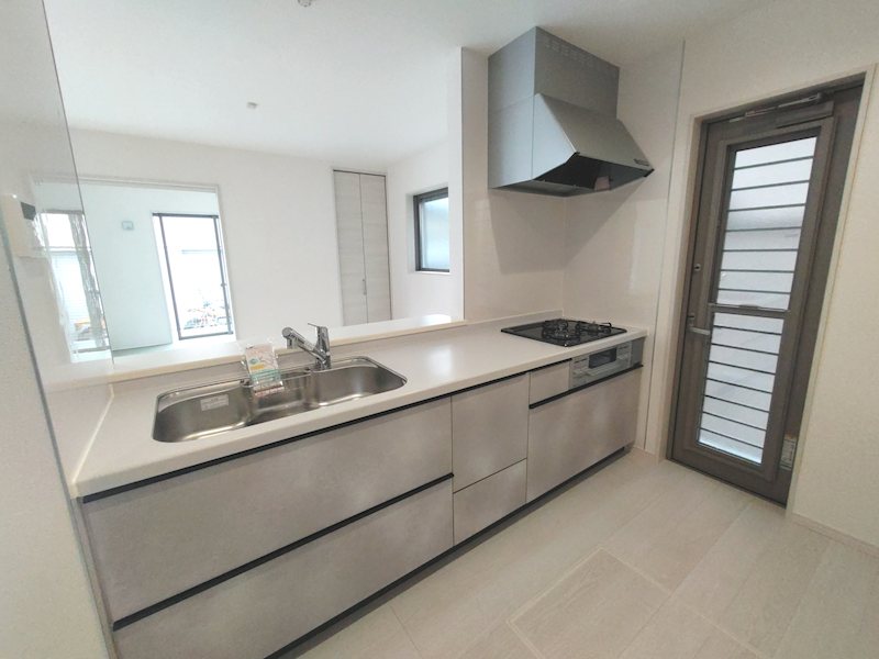 リビング全体を見渡せる対面キッチンで、家族との会話を楽しみながら調理できます 楠葉丘1丁目LiveleGardenS限定1邸新築角地分譲住宅 その他