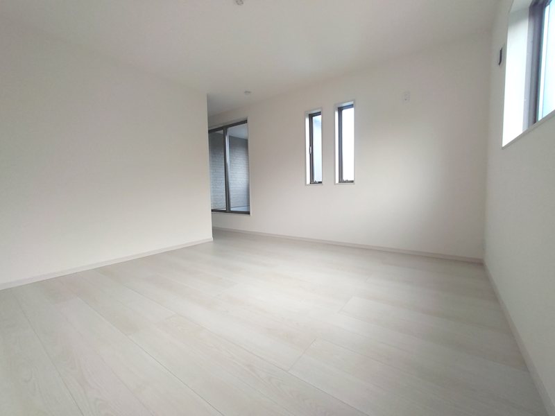 9.25帖の洋室 フローリングは掃除がしやすく清潔感を保てます 楠葉丘1丁目LiveleGardenS限定1邸新築角地分譲住宅 その他