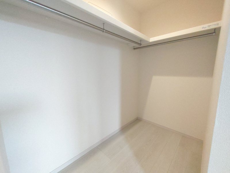 9.25帖の洋室にあるウォークインクローゼット 楠葉丘1丁目LiveleGardenS限定1邸新築角地分譲住宅 その他