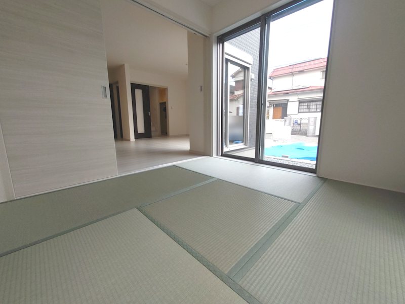 リビングの横に和室があり、すぐにゆっくりすることができます 楠葉丘1丁目LiveleGardenS限定1邸新築角地分譲住宅 その他