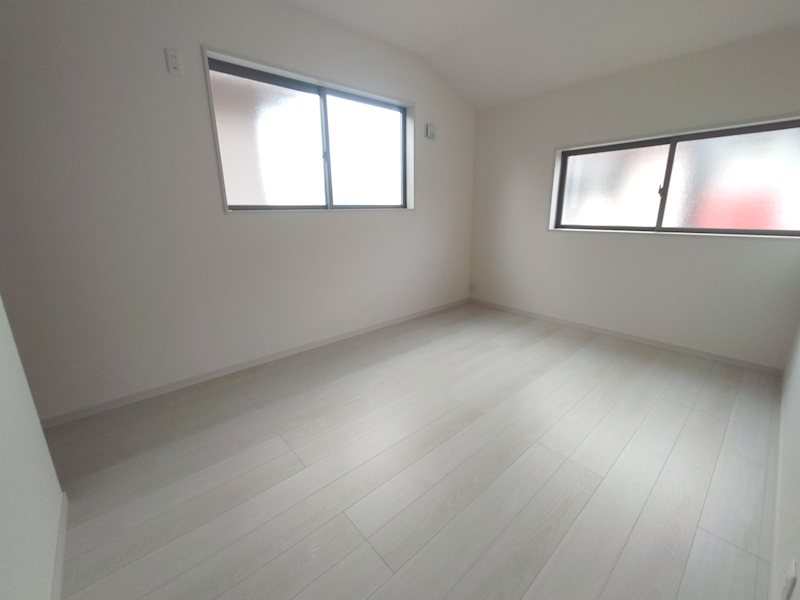 6帖の洋室 窓が多く換気ができます 楠葉丘1丁目LiveleGardenS限定1邸新築角地分譲住宅 その他