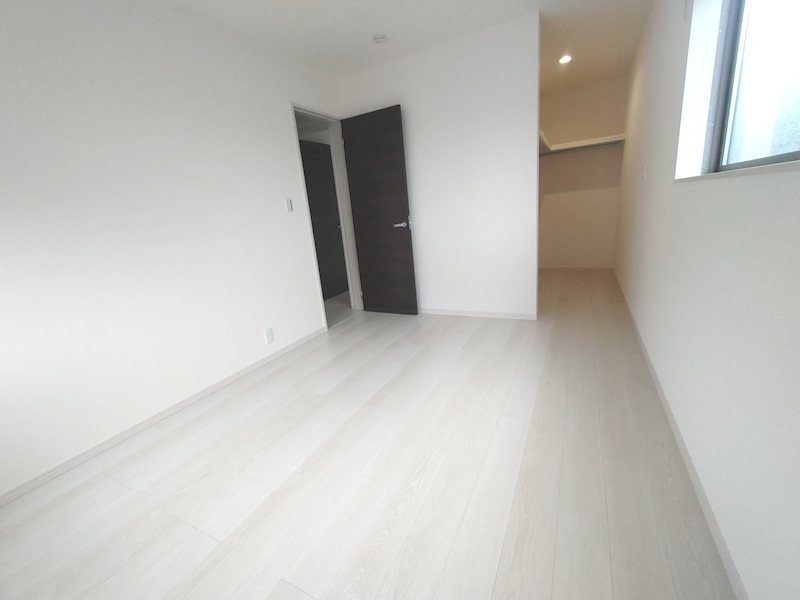 6帖の洋室 大きなウォークインクローゼットがあります 楠葉丘1丁目LiveleGardenS限定1邸新築角地分譲住宅 その他