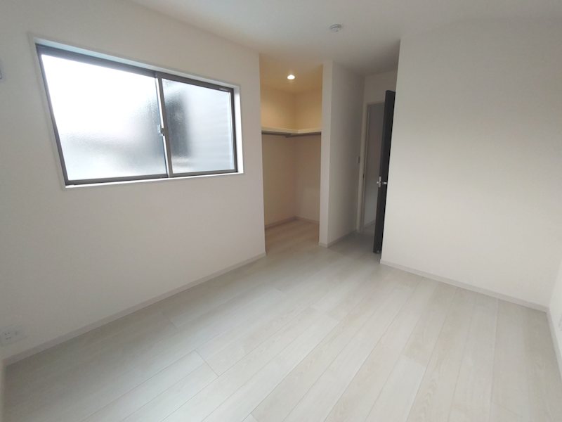 5.5帖の洋室 大きな窓で明るく快適に過ごすことができます 楠葉丘1丁目LiveleGardenS限定1邸新築角地分譲住宅 その他