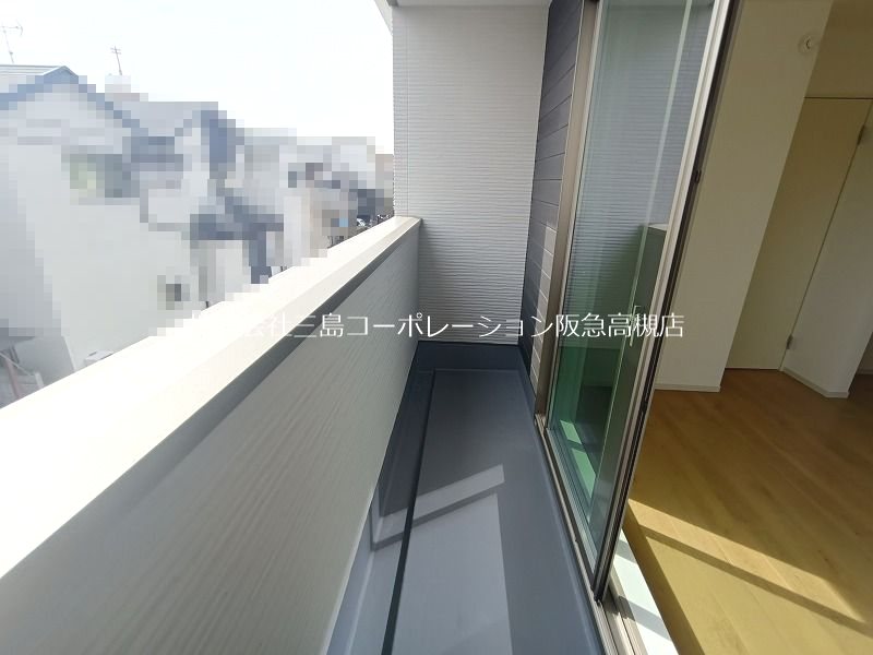 南向きで陽当たりがいいバルコニー 高槻市藤の里町 新築一戸建 その他