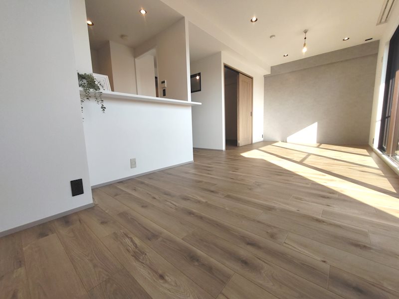 南側から採光のある明るいLDK 床フローリング、壁天井クロス貼替 グランステイツ香里園山之手町 その他