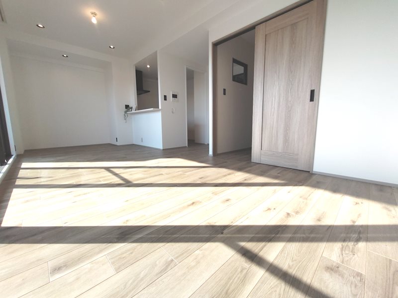 南側から採光のある明るいLDK 床フローリング、壁天井クロス貼替 グランステイツ香里園山之手町 その他