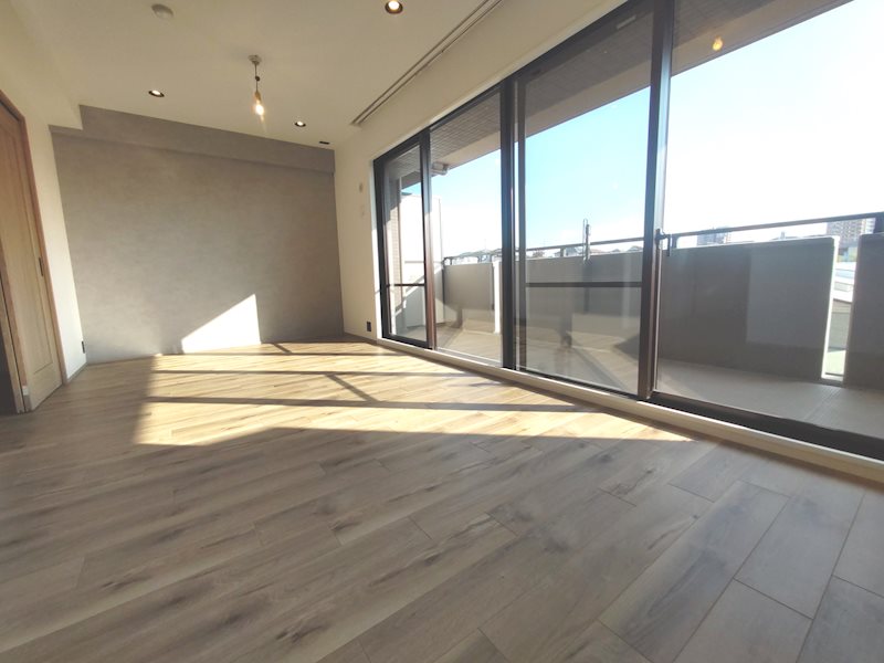 南側から採光のある明るいLDK 床フローリング、壁天井クロス貼替 グランステイツ香里園山之手町 その他